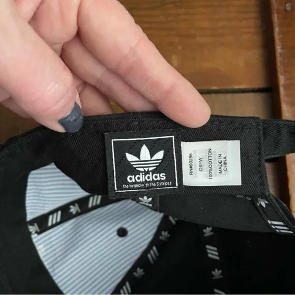 Adidas Black 🧢 baseball cap. Gently used very nice condition. Unisex - Picture 4 of 5